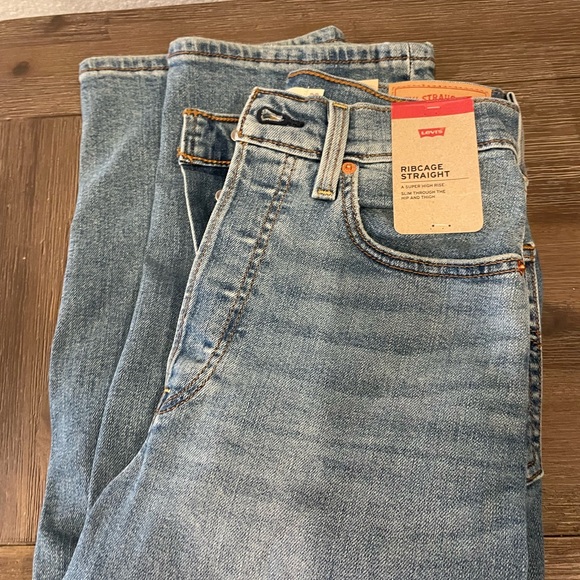 Levi's Light Blue Ribcage Straight Jeans 28 x 32 new - Picture 2 of 3